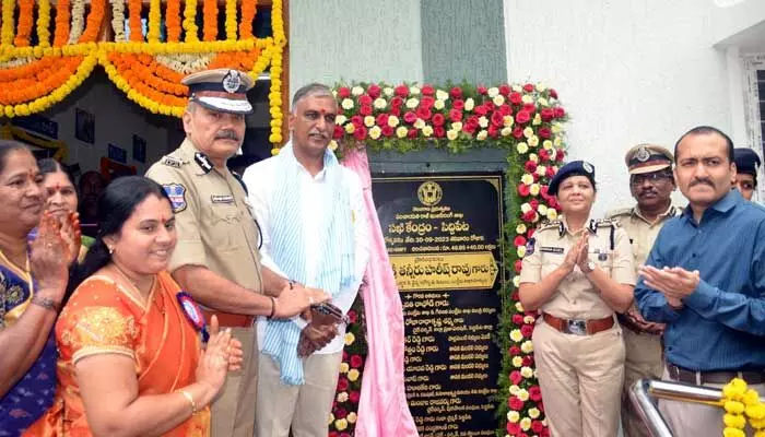 బాధిత మహిళలకు, చిన్నారులకు భరోసా.. సఖి కేంద్రాలు : మంత్రి హరీశ్ రావు బాధిత మహిళలకు, చిన్నారులకు భరోసా.. సఖి కేంద్రాలు : మంత్రి హరీశ్ రావు