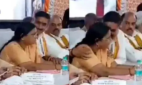 పబ్లిక్‌గా మహిళా ఎమ్మెల్యేపై చేయి వేసి అసభ్యంగా ప్రవర్తించిన ఎంపీ (వీడియో)