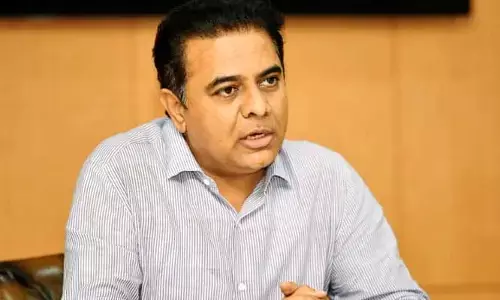 అనూహ్యంగా ఆ మహానేతపై కేటీఆర్ పొగడ్తలు.. ఓట్ల కోసమేనా?