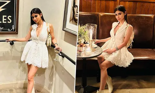 పొట్టి గౌనులో పిచ్చెక్కిస్తోన్న హాట్ బ్యూటీ Mouni Roy