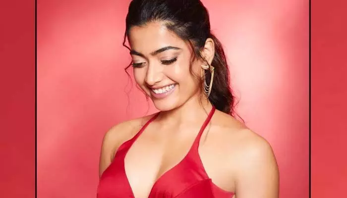 అద్దాల చీరకట్టి అద్దాల మేడలోనే హొయలు పోయిన రష్మిక.. ఆ అందానికి కుర్రాళ్లు ఫిదా! అద్దాల చీరకట్టి అద్దాల మేడలోనే హొయలు పోయిన రష్మిక.. ఆ అందానికి కుర్రాళ్లు ఫిదా!