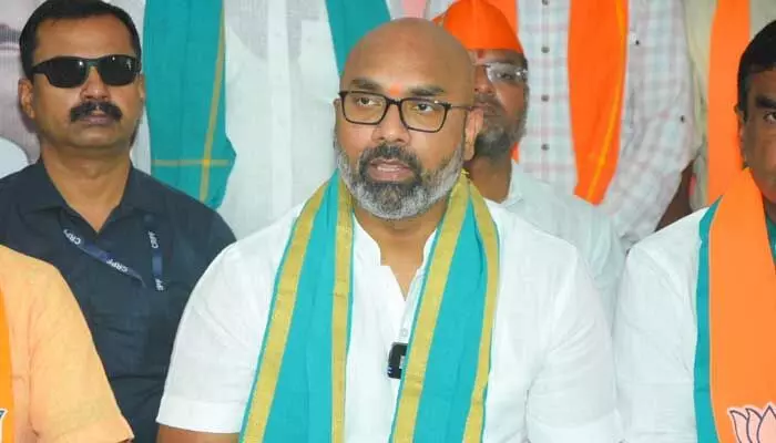 కవిత కంటే ముందే కేటీఆర్ జైలుకెళ్లినా ఆశ్చర్యం అవసరం లేదు: ఎంపీ అర్వింద్ కవిత కంటే ముందే కేటీఆర్ జైలుకెళ్లినా ఆశ్చర్యం అవసరం లేదు: ఎంపీ అర్వింద్