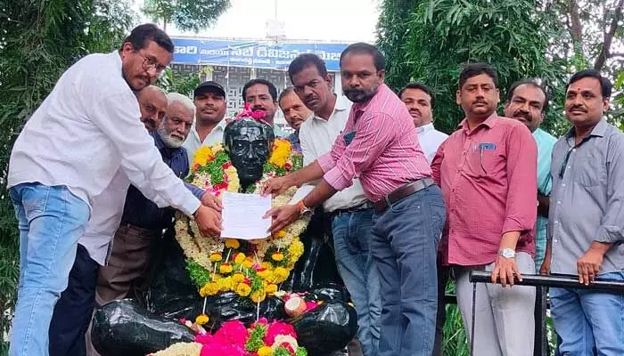 అర్హులైన జర్నలిస్టులకు ఇంటి స్థలాలు ఇవ్వాలి : బండారు యాదగిరి అర్హులైన జర్నలిస్టులకు ఇంటి స్థలాలు ఇవ్వాలి : బండారు యాదగిరి