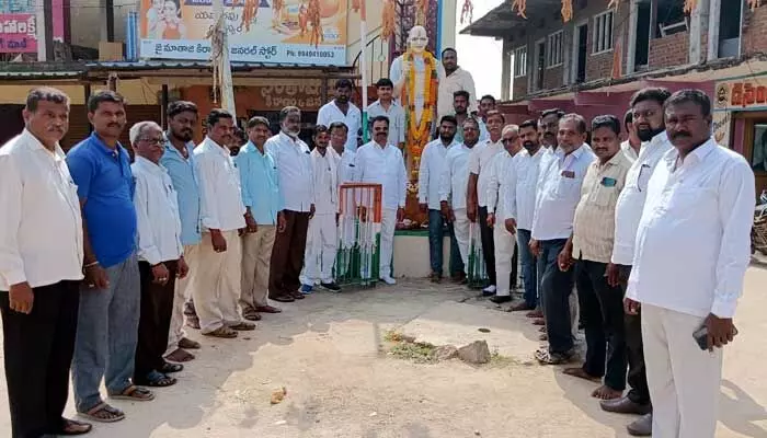 ఒకే మండలం ఇద్దరు అధ్యక్షులు.. కాంగ్రెస్లో తారాస్థాయికి చేరిన వర్గపోరు ఒకే మండలం ఇద్దరు అధ్యక్షులు.. కాంగ్రెస్లో తారాస్థాయికి చేరిన వర్గపోరు