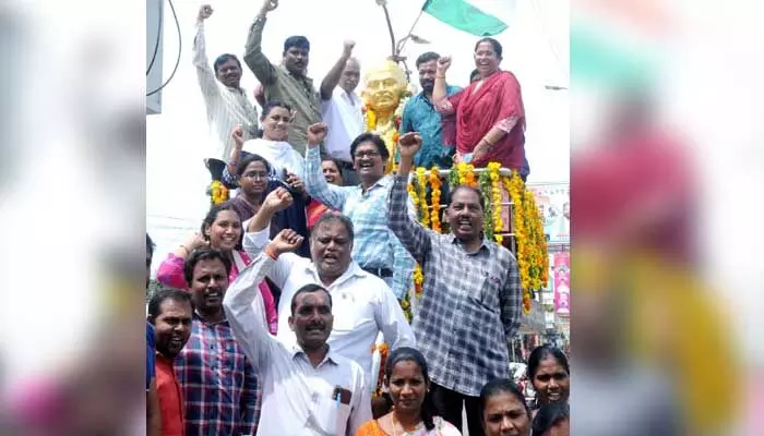 జీవో ఎంఎస్ 142 రద్దు చేయాలని రోడ్డెక్కిన వైద్య సిబ్బంది జీవో ఎంఎస్ 142 రద్దు చేయాలని రోడ్డెక్కిన వైద్య సిబ్బంది