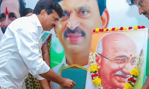గాంధీజీ పోరాట పంథా వినూత్నమైనది: పొంగులేటి