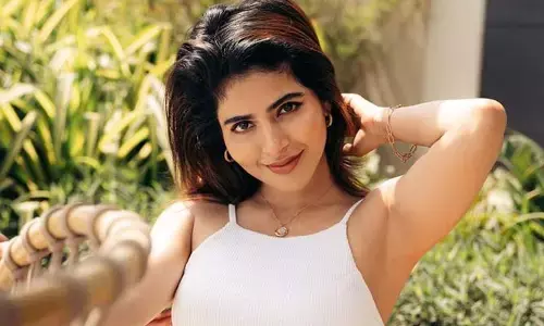 పొట్టి బట్టల్లో కుర్రాళ్లకు గ్లామర్ ట్రీట్ ఇస్తున్న స్పై బ్యూటీ.. థైస్ షోతో అందాల రచ్చ