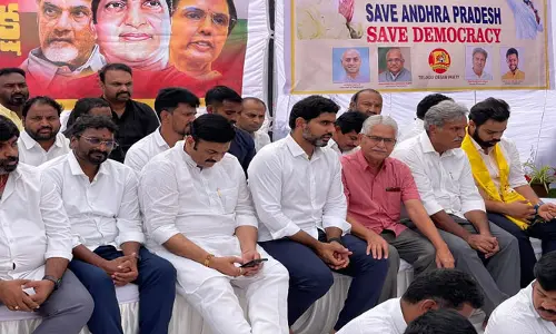 Nara Lokesh : లోకేశ్ దీక్షలో వైసీపీ రెబల్ ఎంపీ ప్రత్యక్షం