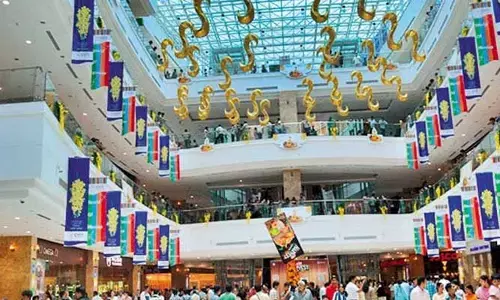 లులు మాల్‌కు పొటెత్తిన జనం (వీడియో)