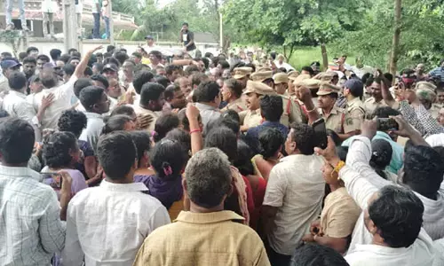 రోజాపై వ్యాఖ్యల ఎఫెక్ట్: మాజీమంత్రి బండారు ఇంటికి పోలీసులు..ఉద్రిక్తత