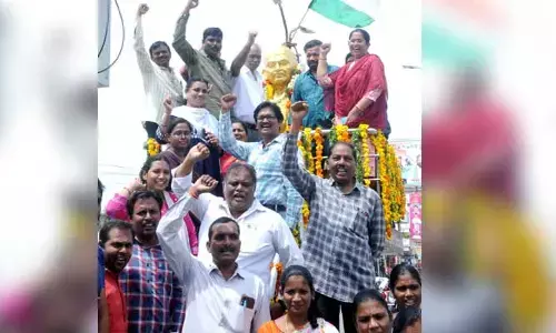 జీవో ఎంఎస్ 142 రద్దు చేయాలని రోడ్డెక్కిన వైద్య సిబ్బంది