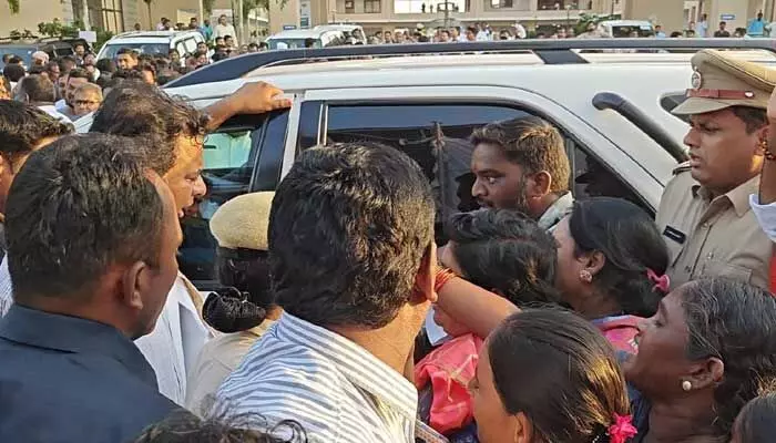 నా గోడు విను కేటీఆర్ అన్నా.. చంటి బిడ్డతో మహిళ ఆర్తనాదాలు నా గోడు విను కేటీఆర్ అన్నా.. చంటి బిడ్డతో మహిళ ఆర్తనాదాలు