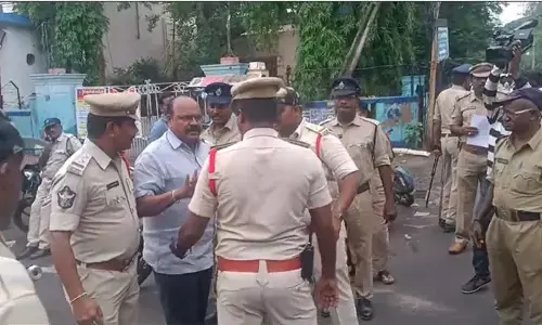 నగరంపాలెం పీఎస్ వద్ద ఉద్రిక్తత: టీడీపీ నేతల అరెస్ట్