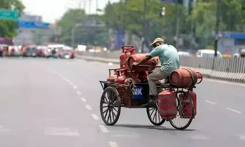 గుండె అదిరేలా రూ.3700 దాటిన గ్యాస్ సిలిండర్ ధర!