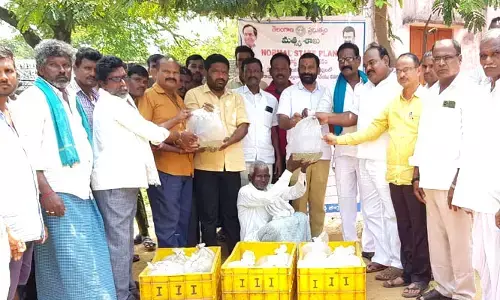 మత్స్యకారులకు చేప పిల్లల పంపిణీ