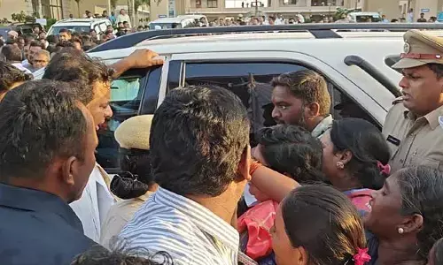 నా గోడు విను కేటీఆర్ అన్నా.. చంటి బిడ్డతో మహిళ ఆర్తనాదాలు