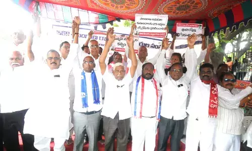 తెలంగాణ ఫలాలను సీఎం కేసీఆర్​ కుటుంబం ఒక్కటే అనుభవిస్తుంది