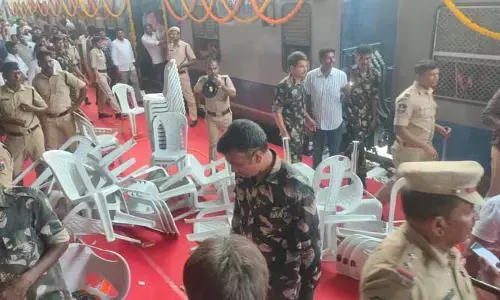 రైలు ప్రారంభోత్సవంలో ఉద్రిక్తత..