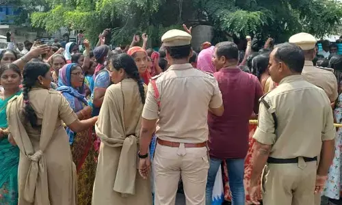 మంత్రి గంగుల ఇంటి ముందు ఆశా కార్యకర్తల ధర్నా..