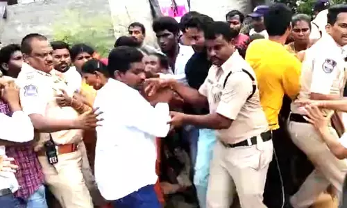 BRS , Congress కార్యకర్తలు బాహాబాహి
