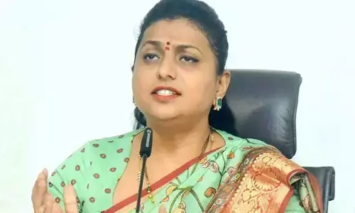ఫ్యాషన్ షోకు వెళ్తున్న నారా భువనేశ్వరి: టీడీపీ బస్సుయాత్రపై మంత్రి రోజా సెటైర్లు