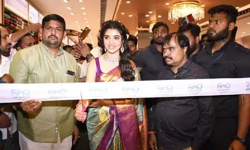 సీఎంఆర్ షాపింగ్ మాల్ ప్రారంభోత్సవం.. సందడి చేసిన సినీ నటి కృతి శెట్టి