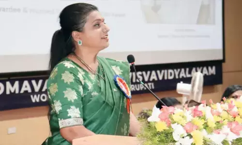సినిమా వాళ్లు బ్లూ ఫిలింలు చేస్తారని ఒక పనికి మాలిన వెధ‌వ‌ మాట్లాడాడు: మంత్రి ఆర్‌కే రోజా