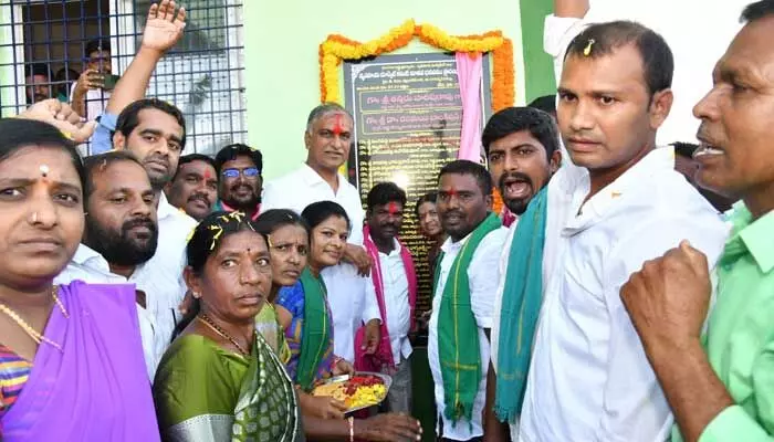 పొరపాటున కాంగ్రెస్కు ఓటేస్తే కైలాసం ఆటలో పాము మింగినంతా పనైతది : హరీష్ రావు పొరపాటున కాంగ్రెస్కు ఓటేస్తే కైలాసం ఆటలో పాము మింగినంతా పనైతది : హరీష్ రావు