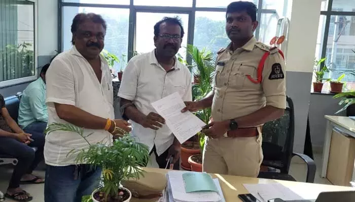 HYD: హోంమంత్రి మహమూబ్ అలీపై ఫిర్యాదు HYD: హోంమంత్రి మహమూబ్ అలీపై ఫిర్యాదు