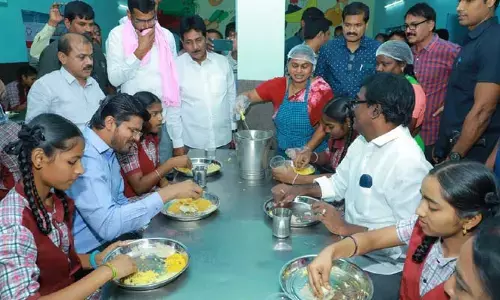 సీఎం అల్పాహారం పథకాన్ని ప్రారంభించిన మంత్రి పువ్వాడ