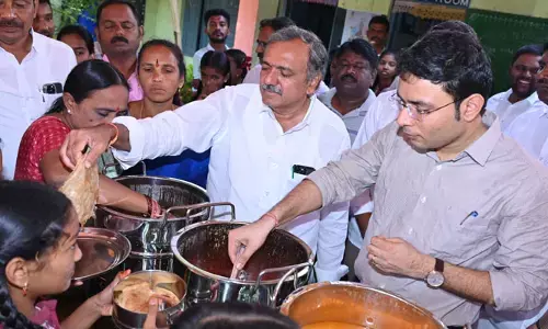సీఎం బ్రేక్ ఫాస్ట్ పథకాన్ని ప్రారంభించిన ఎమ్మెల్యే గండ్ర