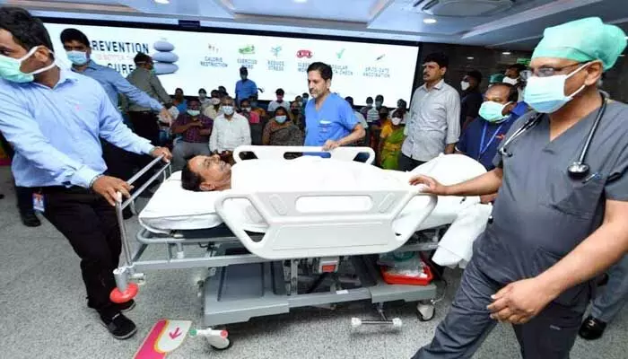 సీఎం కావాలన్న ఆశతో.. కేసీఆర్ ఆరోగ్యాన్ని కేటీఆర్ పట్టించుకోవట్లేదు సీఎం కావాలన్న ఆశతో.. కేసీఆర్ ఆరోగ్యాన్ని కేటీఆర్ పట్టించుకోవట్లేదు