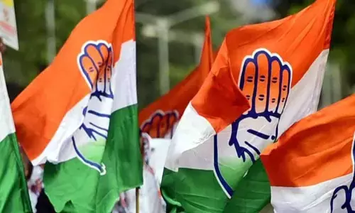 మోడీ దిష్టిబొమ్మకు చెప్పుల దండ వేసేందుకు యత్నం..!