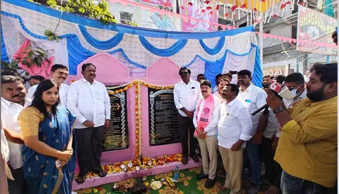 పలు అభివృద్ధి పనులకు శంకుస్థాపన చేసిన పువ్వాడ పలు అభివృద్ధి పనులకు శంకుస్థాపన చేసిన పువ్వాడ