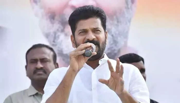 ఆ గుంటనక్కల నుంచి ప్రమాదం పొంచి ఉంది.. రేవంత్ కీలక వ్యాఖ్యలు ఆ గుంటనక్కల నుంచి ప్రమాదం పొంచి ఉంది.. రేవంత్ కీలక వ్యాఖ్యలు