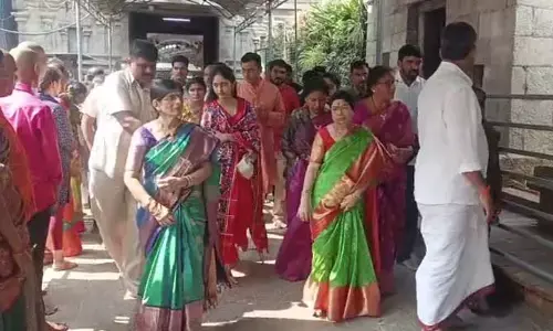 శ్రీకాళహస్తిలో కేసీఆర్ కుటుంబ సభ్యుల ప్రత్యేక పూజలు