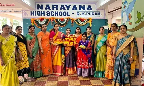 పాఠశాలల్లో బతుకమ్మ సందడి.. విద్యార్థినీలతో ఆడిపాడిన టీచర్స్