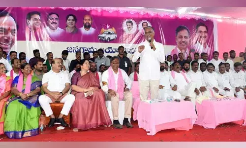 కాళ్లకు దండం పెట్టిన ప‌ల్లా... స్వీట్ తినిపించిన ముత్తిరెడ్డి