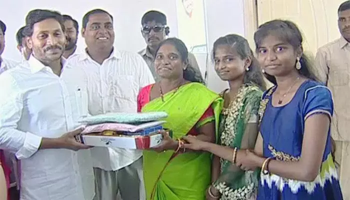 సామూహిక గృహప్రవేశాల్లో పాల్గొన్న సీఎం వైఎస్ జగన్ సామూహిక గృహప్రవేశాల్లో పాల్గొన్న సీఎం వైఎస్ జగన్