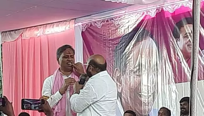 స్వీట్ ముక్కతో జనగామ సీటు పంచాయితీ ఖతం స్వీట్ ముక్కతో జనగామ సీటు పంచాయితీ ఖతం