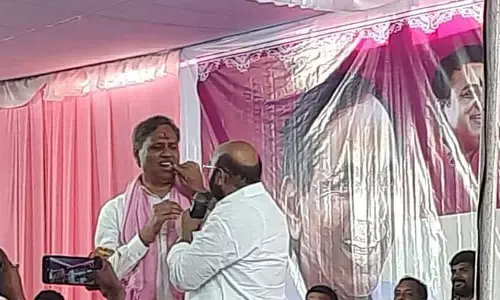 స్వీట్ ముక్కతో జనగామ సీటు పంచాయితీ ఖతం