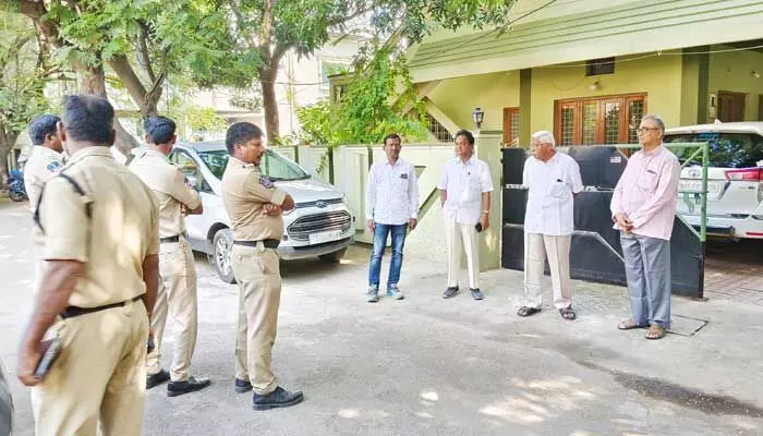 ప్రవళిక ఆత్మహత్య.. నిరుద్యోగానికి అద్దం పడుతోంది : ప్రొఫెసర్ కోదండరామ్ ప్రవళిక ఆత్మహత్య.. నిరుద్యోగానికి అద్దం పడుతోంది : ప్రొఫెసర్ కోదండరామ్