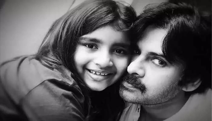 రేణుదేశాయ్పై పవన్ కల్యాణ్ కూతురు సంచలన కామెంట్స్..! రేణుదేశాయ్పై పవన్ కల్యాణ్ కూతురు సంచలన కామెంట్స్..!