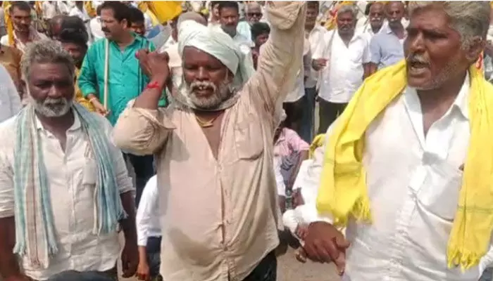 నీటి కోసం: మెడపై కొడవలి పెట్టుకుని రైతులు నిరసన నీటి కోసం: మెడపై కొడవలి పెట్టుకుని రైతులు నిరసన