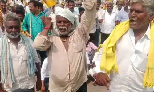నీటి కోసం: మెడపై కొడవలి పెట్టుకుని రైతులు నిరసన
