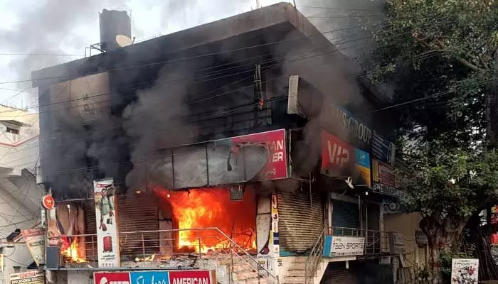 HYD: వనస్థలిపురంలో భారీ అగ్నిప్రమాదం HYD: వనస్థలిపురంలో భారీ అగ్నిప్రమాదం
