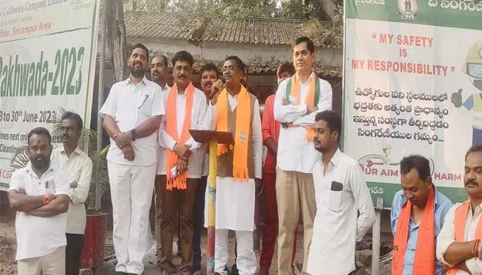 సింగరేణి కార్మికులకు ఇన్కంటాక్స్ మినహాయింపు చేపిస్తాం :ఎంపీ వివేక్ వెంకటస్వామి సింగరేణి కార్మికులకు ఇన్కంటాక్స్ మినహాయింపు చేపిస్తాం :ఎంపీ వివేక్ వెంకటస్వామి