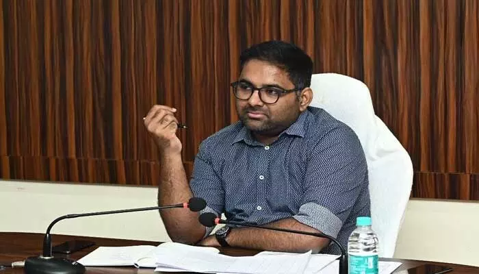 ఎన్నికలు సజావుగా జరిగేందుకు ప్రజలు, పార్టీలు సహకరించాలి - కలెక్టర్ శ్రీహర్ష ఎన్నికలు సజావుగా జరిగేందుకు ప్రజలు, పార్టీలు సహకరించాలి - కలెక్టర్ శ్రీహర్ష