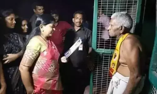 హోంమంత్రి వచ్చినా.. మెడలో టీడీపీ కండువా తీయని వృద్ధుడు
