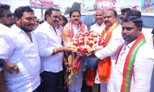 ఇన్పోసిస్ ఆఫీస్ పెడితే కోడిగుడ్డు మంత్రికి, జగన్‌కు సంబంధం ఏమిటి?: నాదెండ్ల మనోహర్